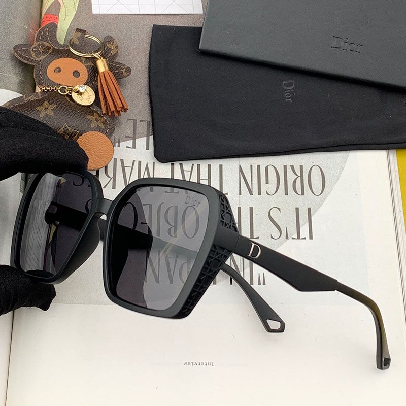 Dior D7732 Square Sunglasses In Black - Image 2