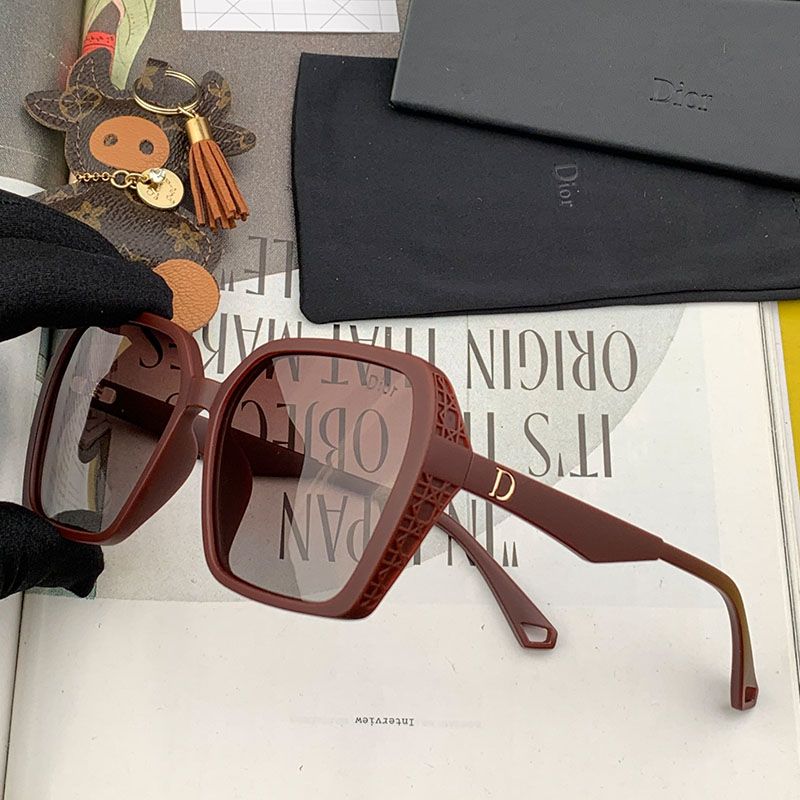 Dior D7732 Square Sunglasses In Burgundy - Image 2
